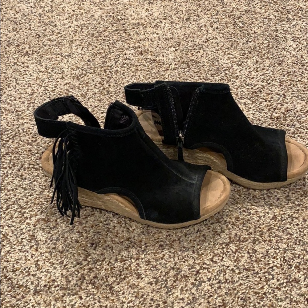 Minnetonka black espadrille wedges